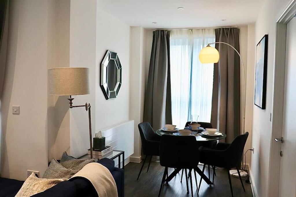 A Stylish Two Bedroom Modern Apartment With Parking Barking  Buitenkant foto