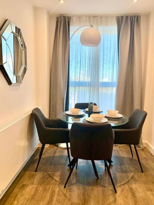 A Stylish Two Bedroom Modern Apartment With Parking Barking  Buitenkant foto