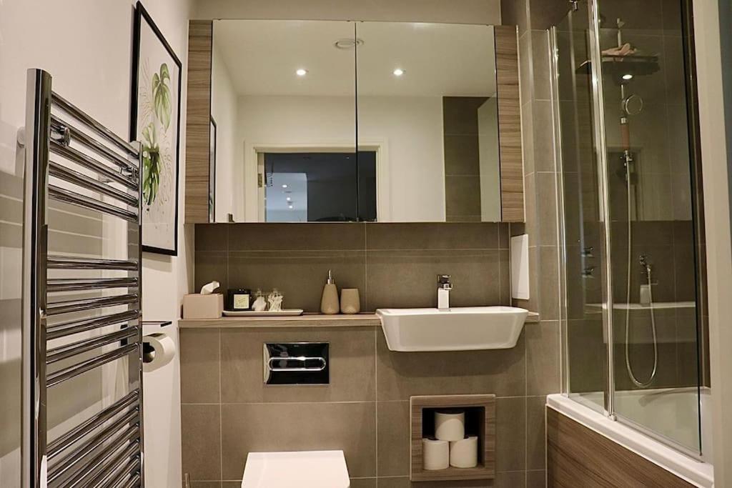 A Stylish Two Bedroom Modern Apartment With Parking Barking  Buitenkant foto